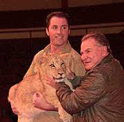 Martin Lacey jr, Löwenbaby Elvis und Löwenpate Fritz Wepper (©Foto: Martin Schmitz)